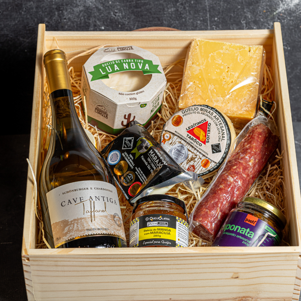 Maleta de Madeira Pinus - 4 Queijos Artesanais + Vinho Nacional + Charcutaria